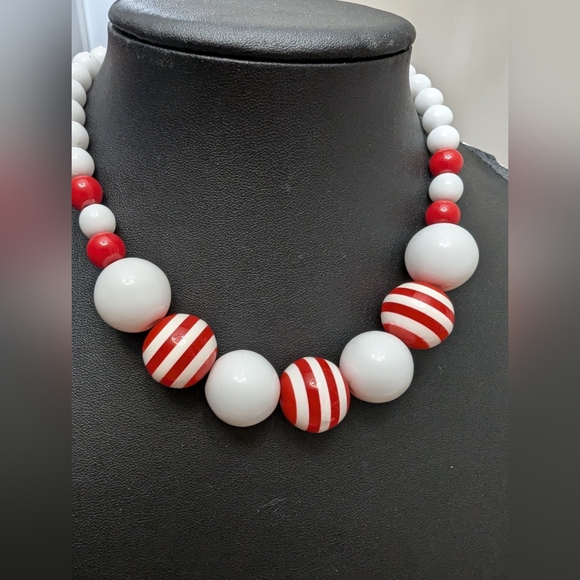 COPY - Costume necklace and Bracelet lot. Plastic and Rhynstones. 11 Bracelets - Picture 2 of 10